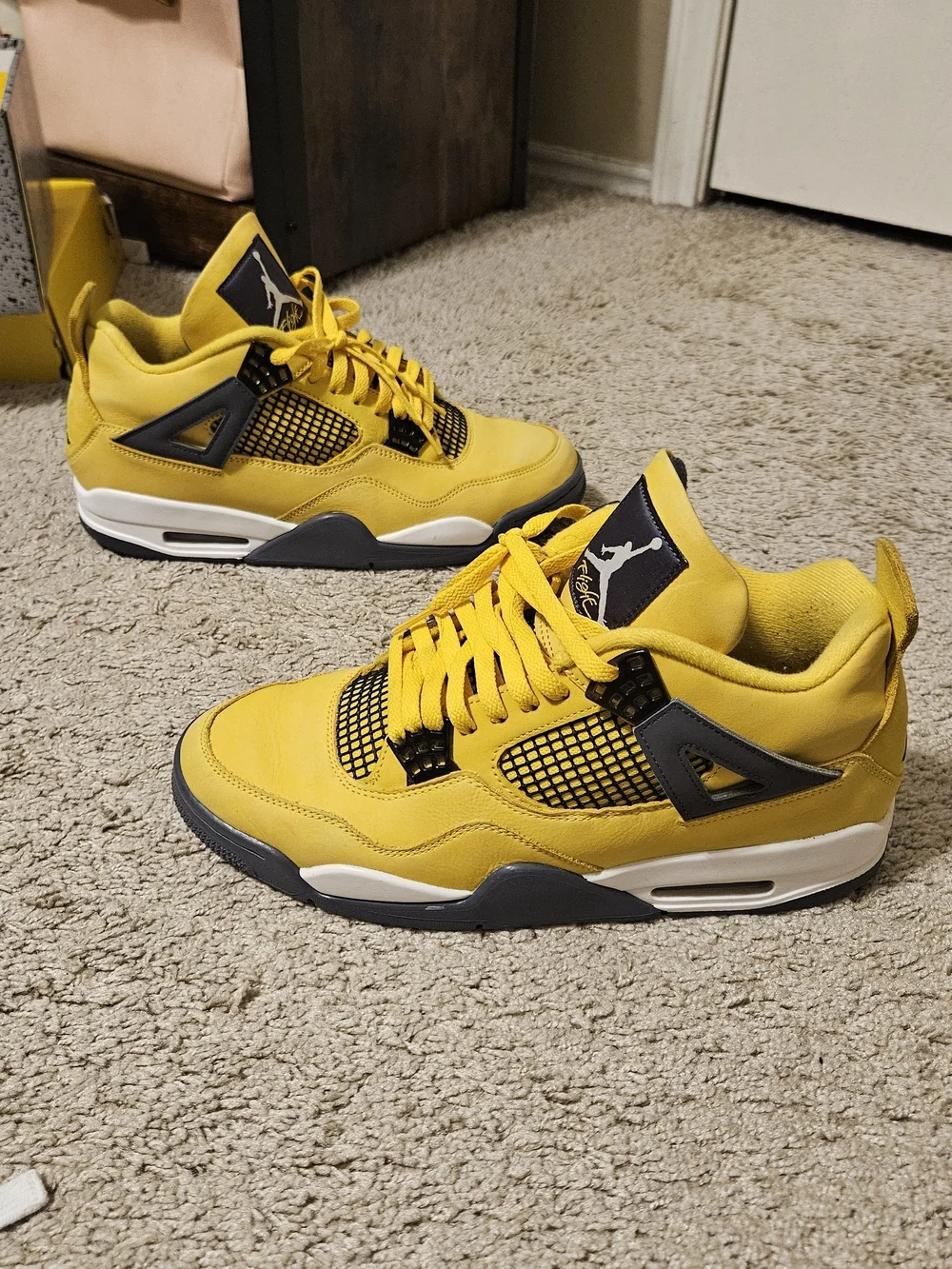 Retro Jordan 4's Lighting